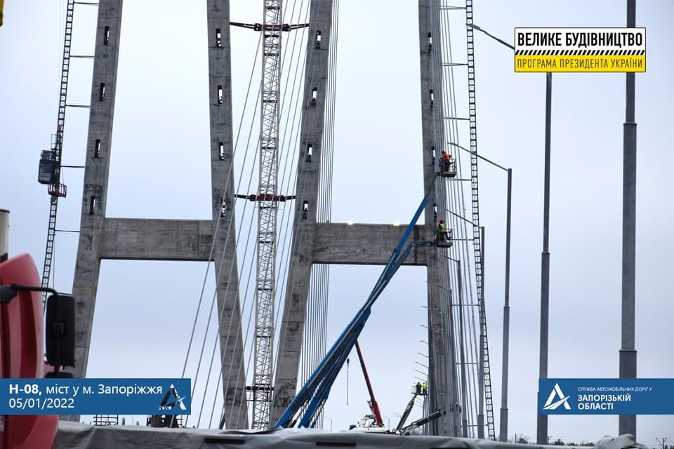 Мостостроители в Запорожье украшают ванты светодиодной подсветкой
