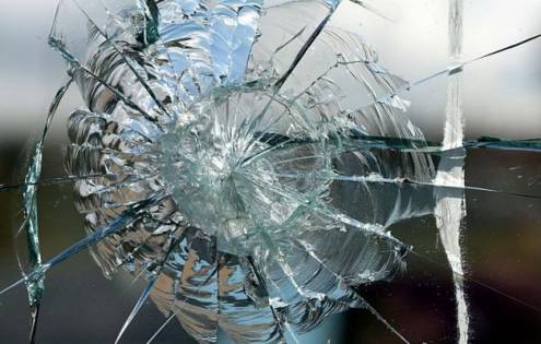 В Запорожской области подросток разбил окна в помещении сельского совета (ФОТО)