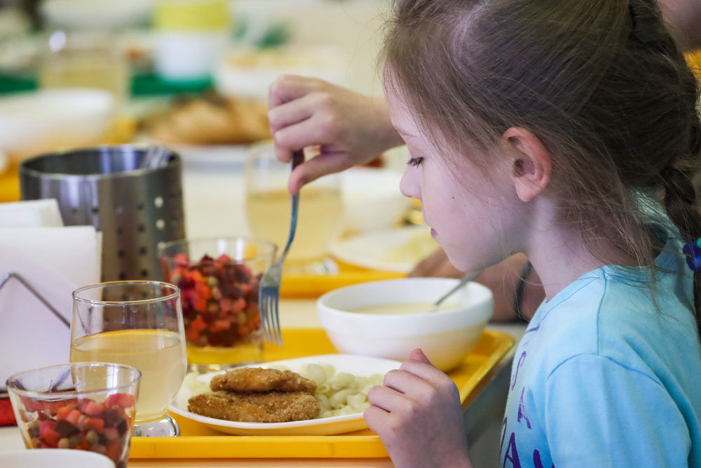 Соль только йодированная, больше фруктов, меньше хлеба: чем будут кормить запорожских школьников