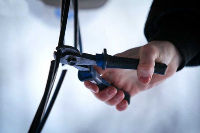 В подвале одного из домов в Запорожье мужчина срезал кабели и пытался их украсть (ФОТО)