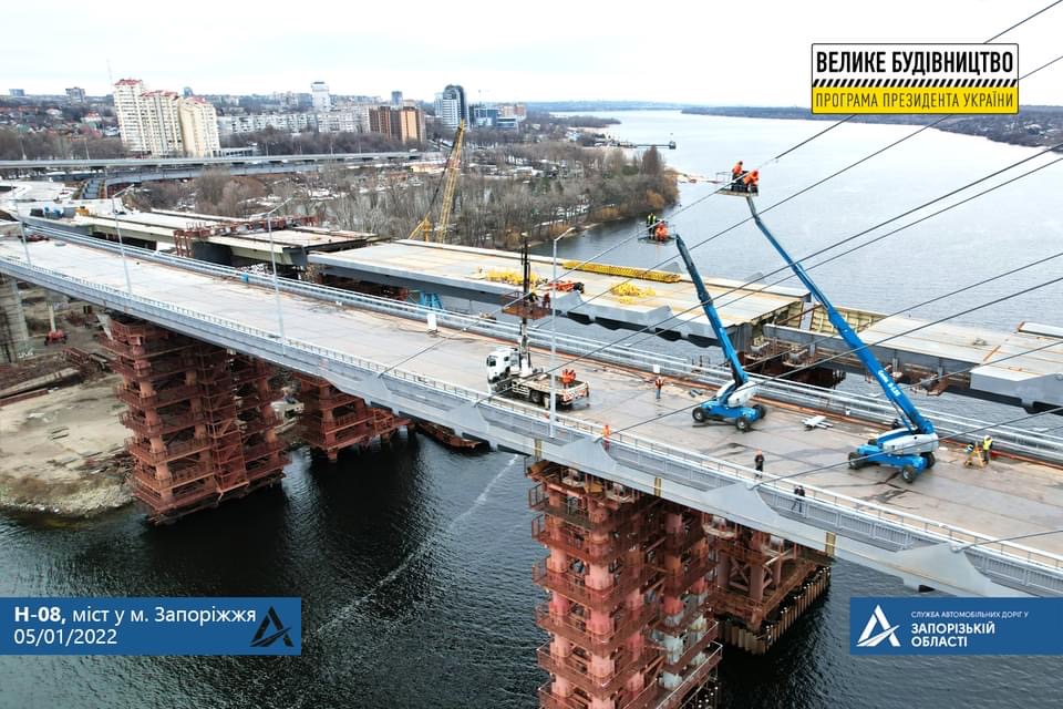 Мостостроители в Запорожье украшают ванты светодиодной подсветкой