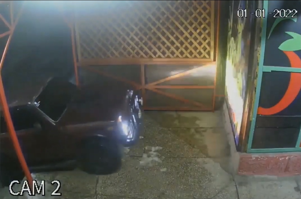 В Запорожской области двое мужчин заехали на авто по лестнице и пандусу прямо под дверь магазина: кадры с камеры видеонаблюдения