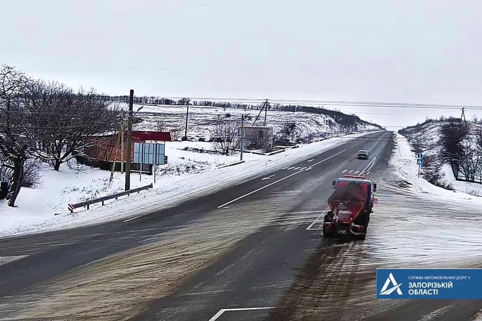 Рабочие обеспечили проезд автодорогами государственного значения Запорожской области (ФОТО)