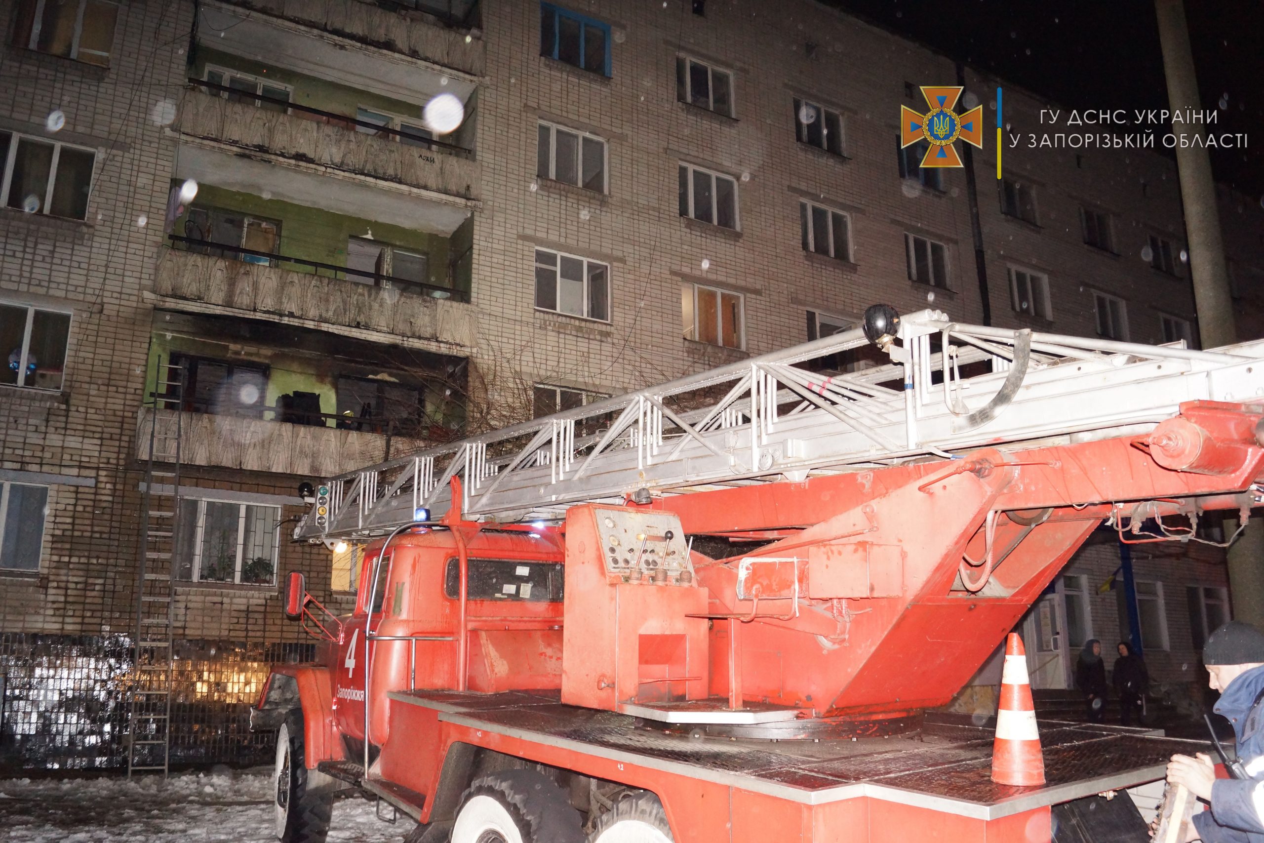 В запорожском общежитии произошел пожар: ВИДЕО спасения людей (ФОТО)