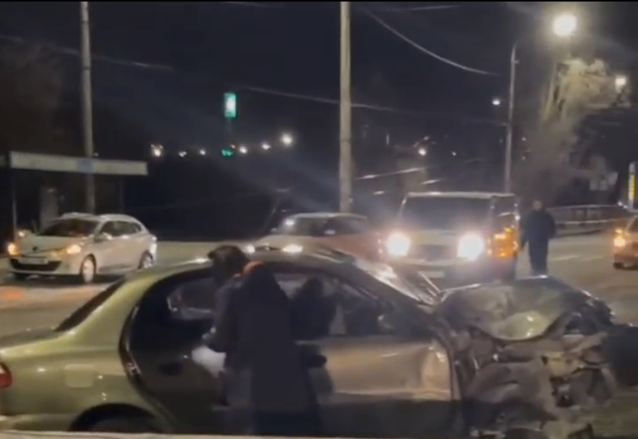 В Запорожье пьяная 19-летняя девушка-водитель снесла электроопору: пострадали три пассажирки авто (ВИДЕО)