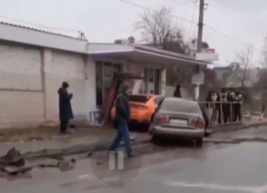 В Запорожье смертельная авария: одно из авто врезалось в магазин (ВИДЕО)