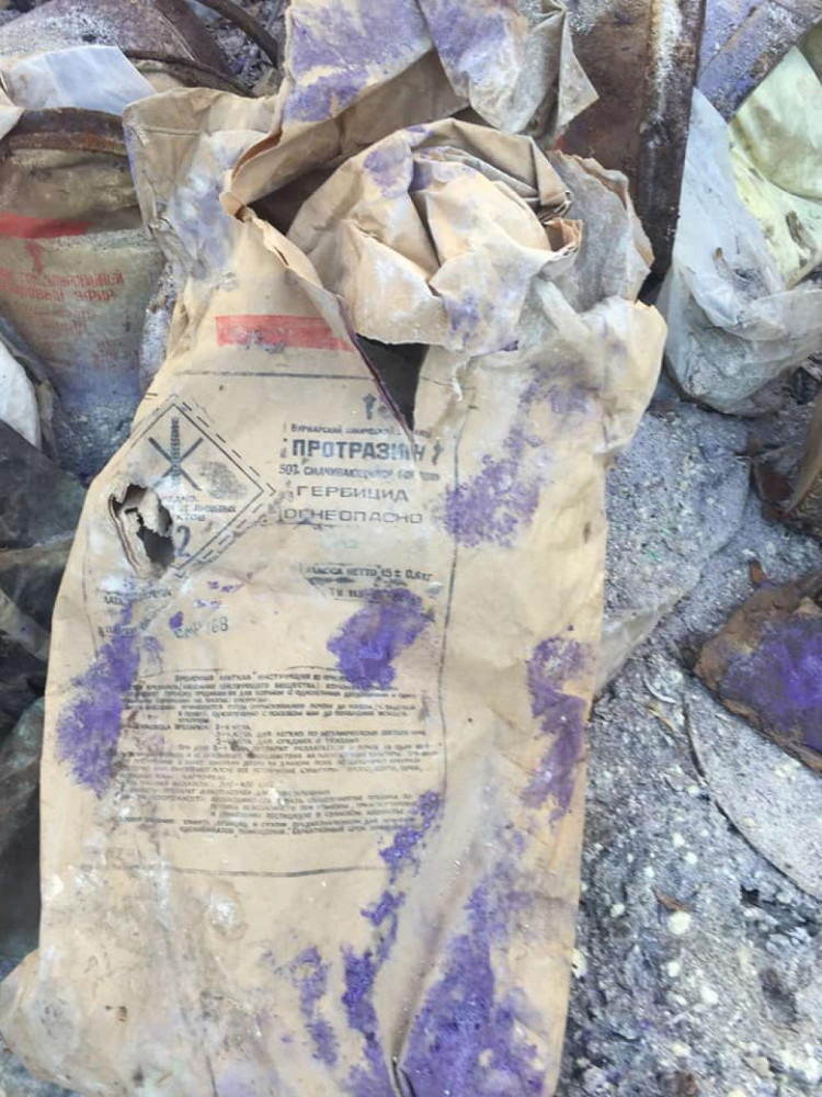 В Запорожье на Хортице выбросили опасные химические отходы (фото)