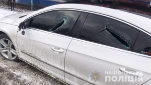 В Запорожье четверо мужчин дубинками разбили магазин и повредили авто