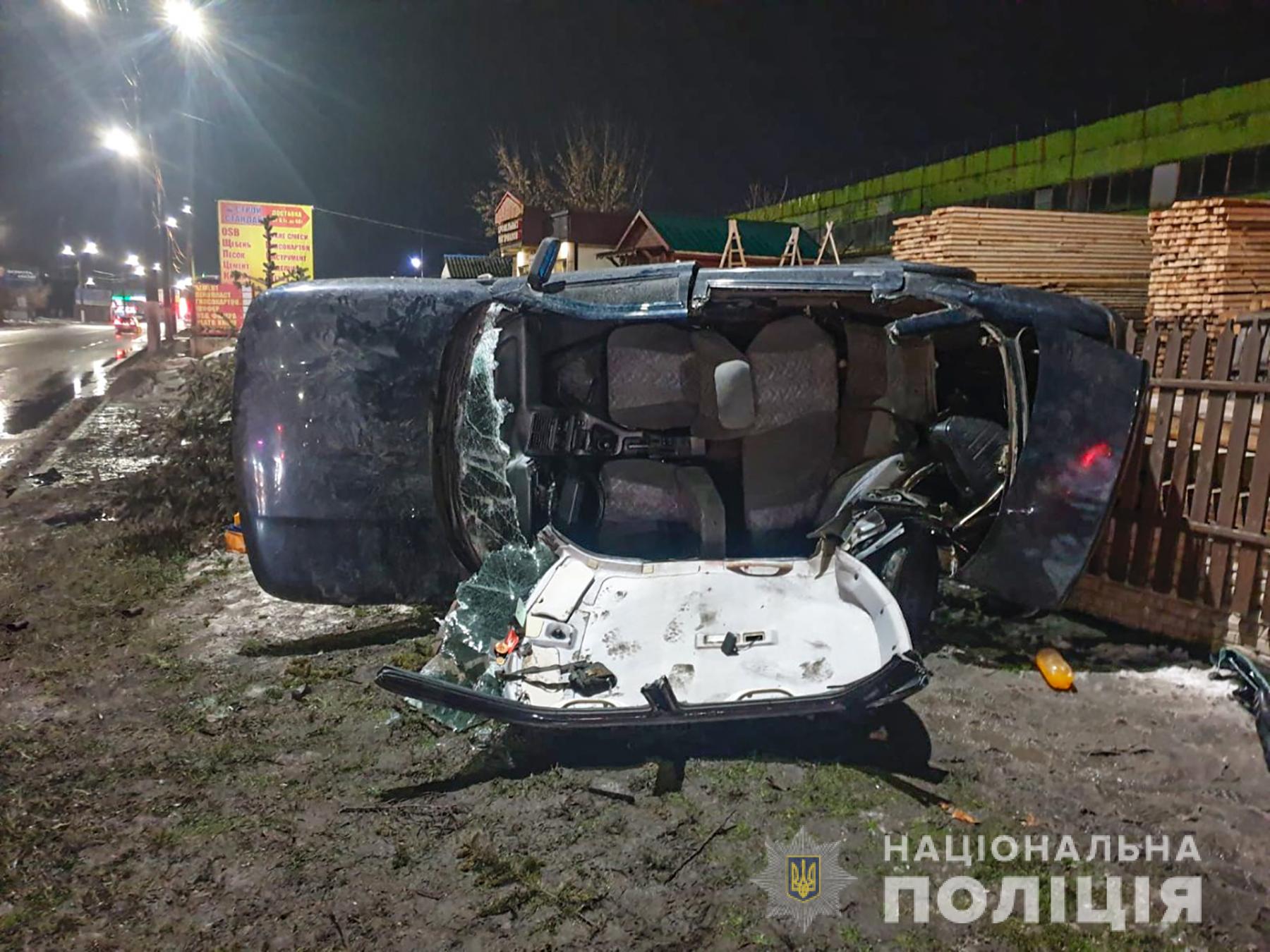В Запорожской области пьяный водитель на ВАЗе врезался в столб: пассажир погиб, его сын – в больнице (ФОТО)