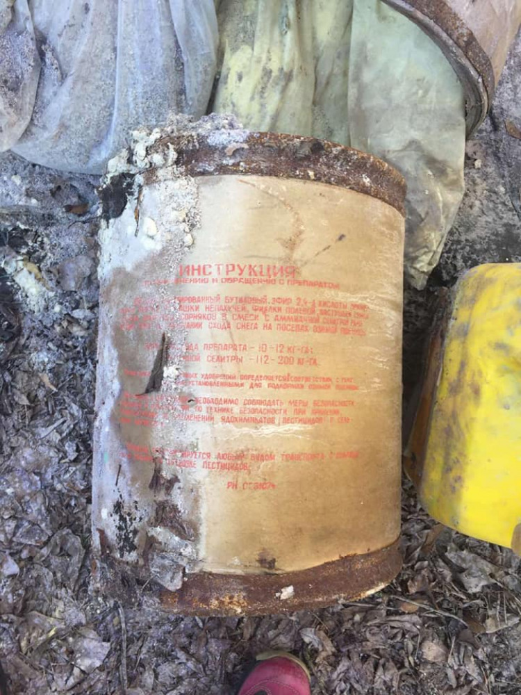 В Запорожье на Хортице выбросили опасные химические отходы (фото)