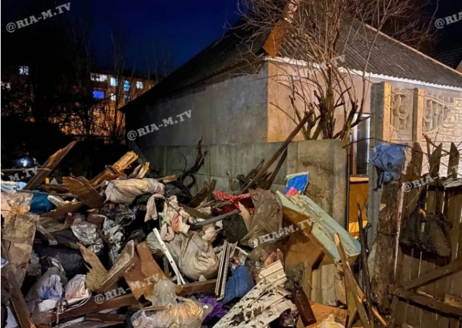 Почти месяц ничего не ела: в Запорожской области под завалами мусора в доме умерла пенсионерка (ФОТО)