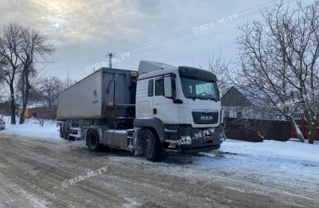 Больше часа ждал помощи: в Запорожской области груженую фуру вынесло с дороги (ФОТО)