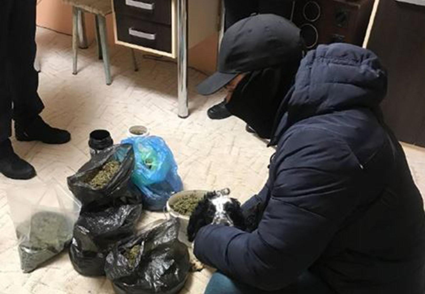 В Запорожье у местного жителя изъяли около четырех килограммов наркотического вещества (ФОТО)