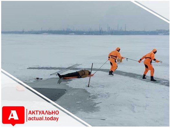 “Человек провалился под лед!”: запорожские спасатели-водолазы провели показательную тренировку (ФОТО, ВИДЕО)