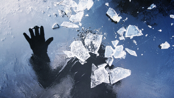 В Запорожской области школьница провалилась под лед (ВИДЕО)