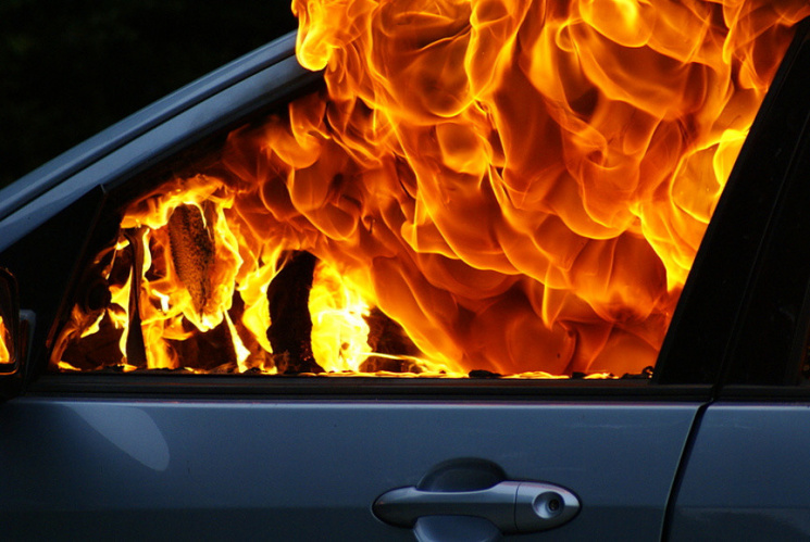 В Запорожье патрульные помогли водителю «Ланоса» потушить возгорание в автомобиле (ФОТО)