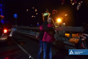 На новом мосту в Запорожье парень сделал предложение своей девушке
