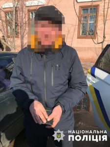 В соцзащите в Бердянске мужчина угрожал сотрудником пистолетом (фото)