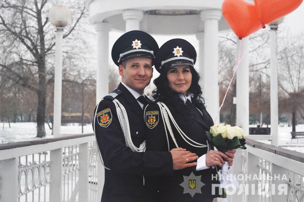 В Запорожье в День всех влюблённых поженились два полицейских 