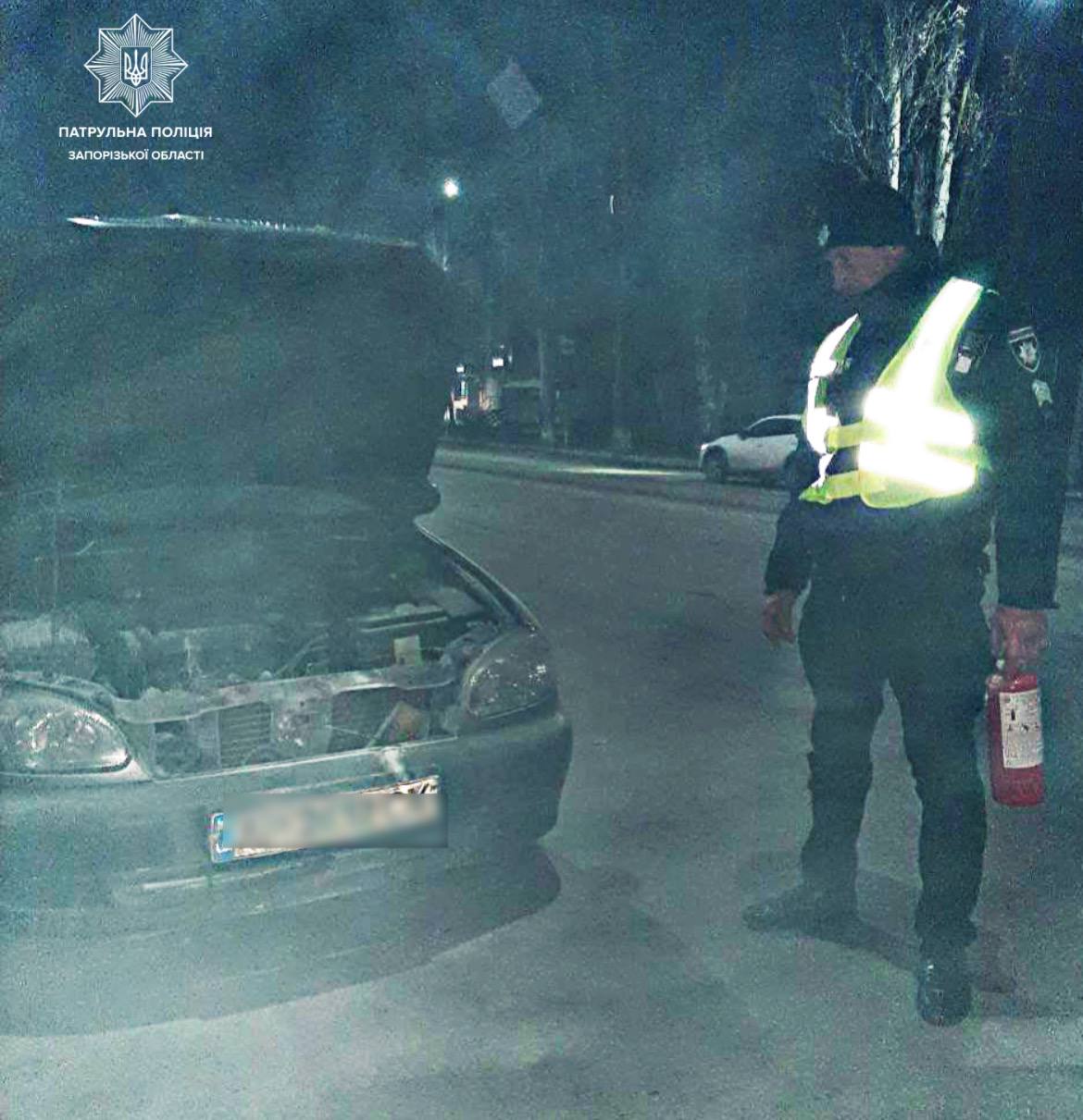 В Запорожье патрульные вместе с водителем тушили загоревшийся Ланос