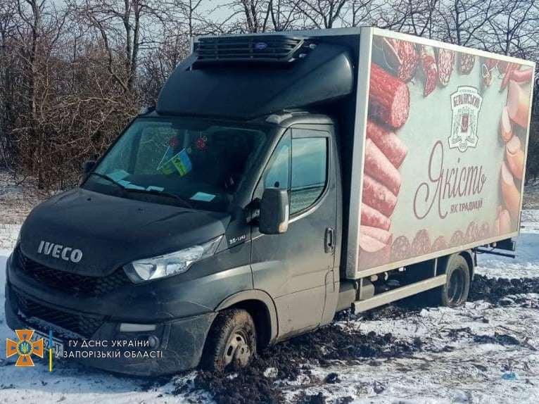 В Запорожской области авто с колбасами застряло в грязи (ФОТО)
