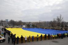 В Запорожье на «Радуге» развернули 50-метровый Флаг Единства (ФОТО)