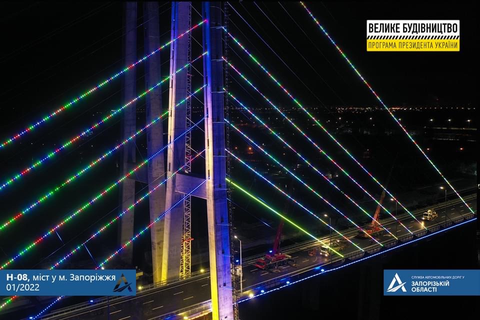 В сети показали светящийся вантовый мост в ночное время (ФОТО)