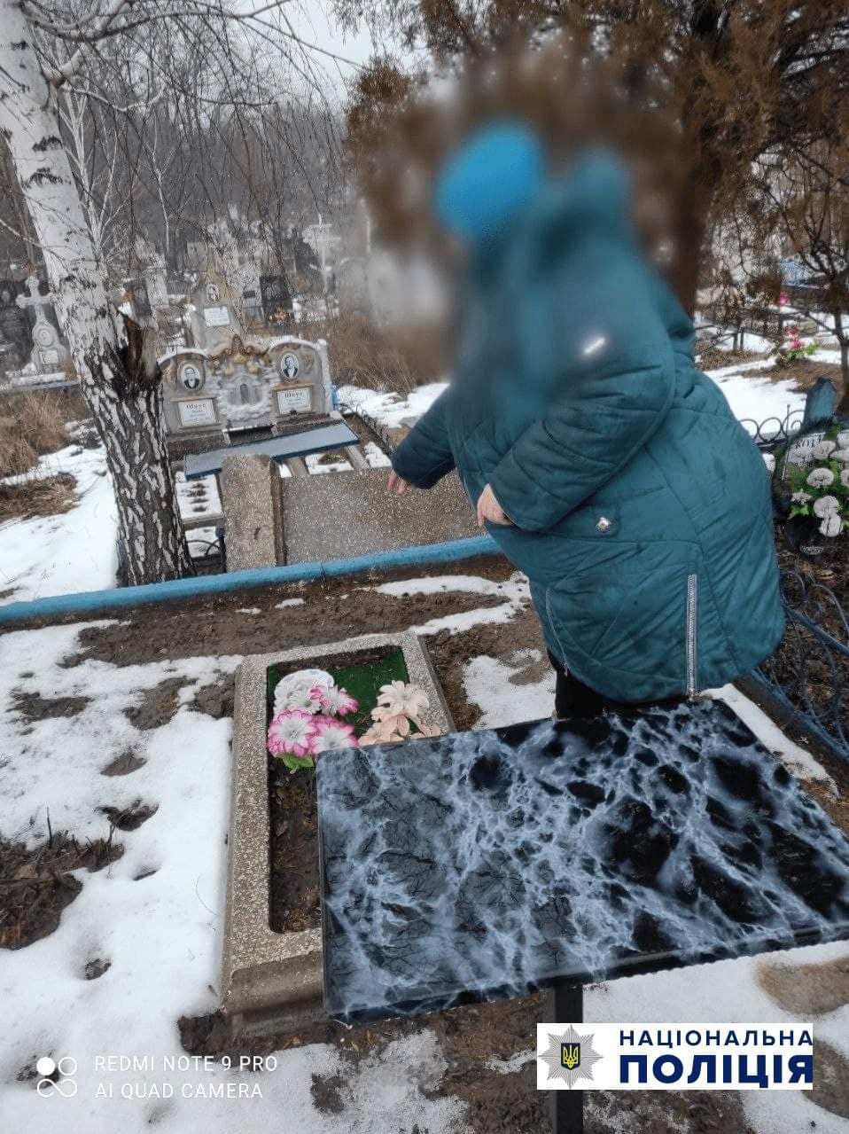 В Запорожской области вандал раскурочил на кладбище несколько памятников (ФОТО)