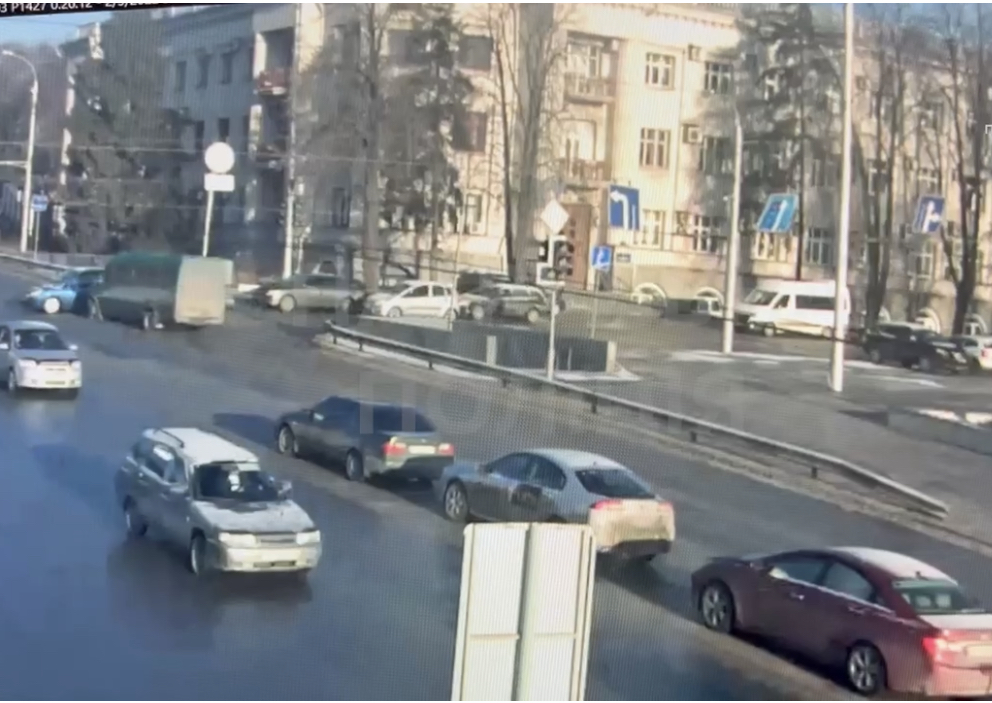 В Запорожье маршрутчик поехал на «красный» и врезался в Renault: видео момента ДТП