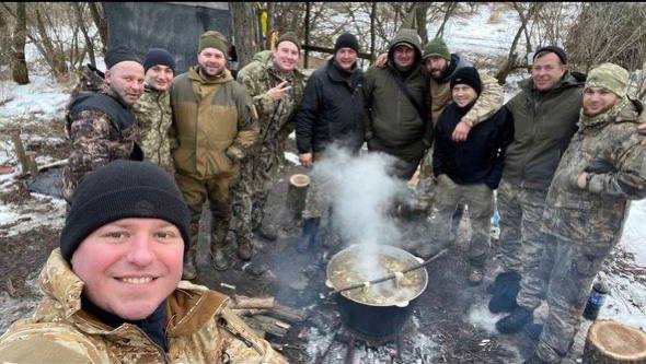 В Запорожской области охотники устроили фотосессию с убитыми животными (фото 18+)