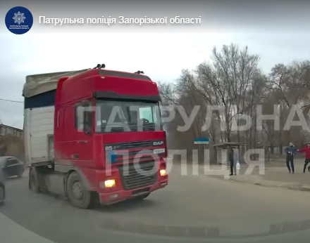 В Запорожье столкнулись грузовик и легковушка: момент ДТП попал на ВИДЕО