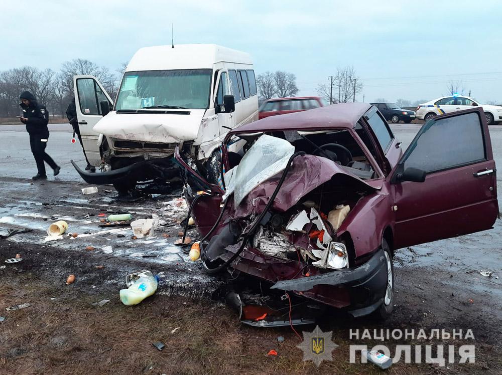 В Запорожской области столкнулись микроавтобус и легковой автомобиль: один человек погиб (ФОТО)
