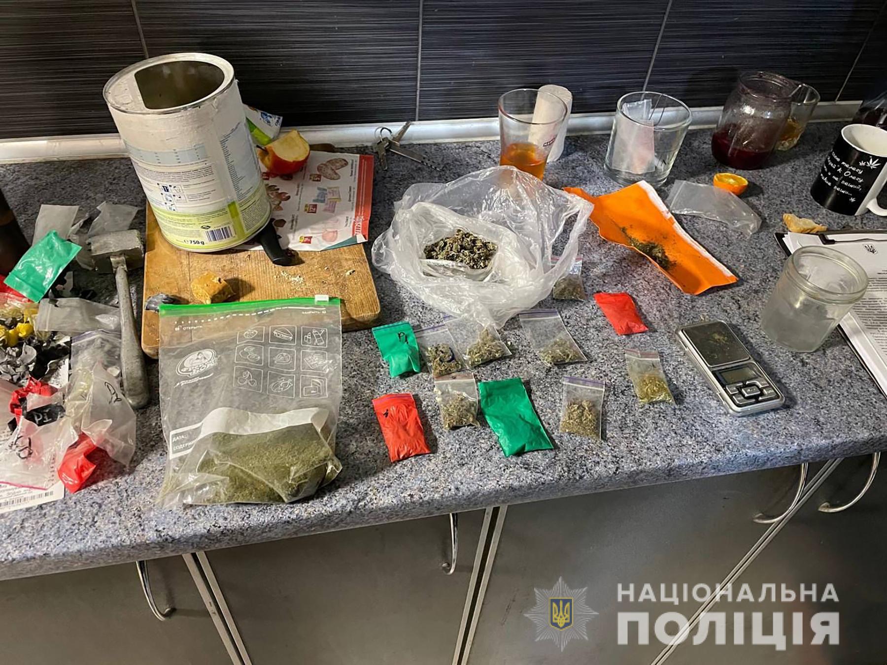 В Запорожье у мужчины нашли более 100 свертков с наркотиками, подготовленных для продажи (ФОТО)