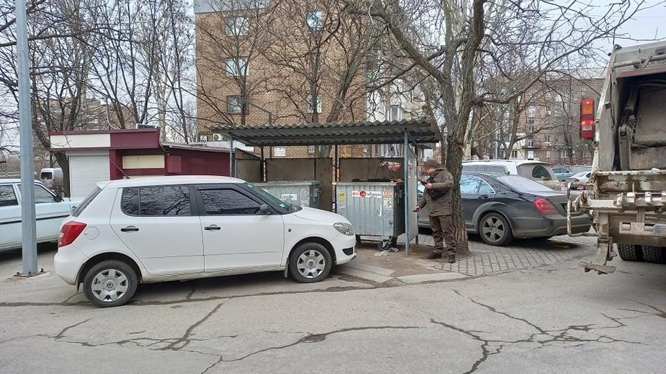 Теперь в Запорожье за парковку возле мусорных баков придется платить штраф
