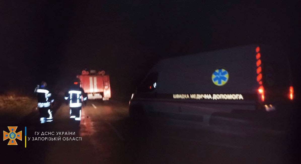 В Запорожской области спасатели освободили автомобиль скорой помощи из “грязевой ловушки” (ФОТО)