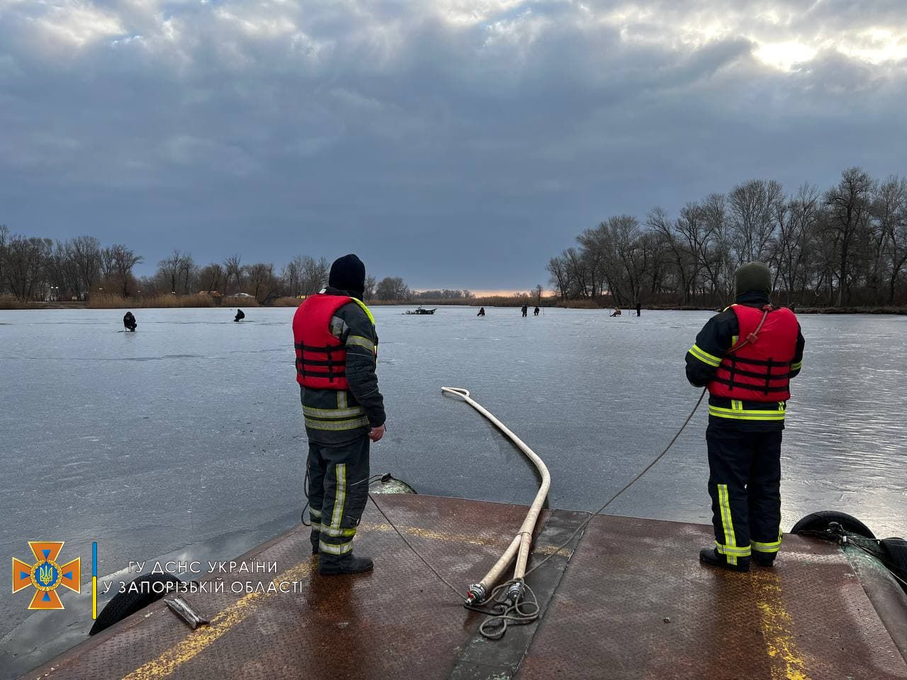 В Запорожской области спасают рыбаков, которые вышли на тонкий лед (ФОТО)