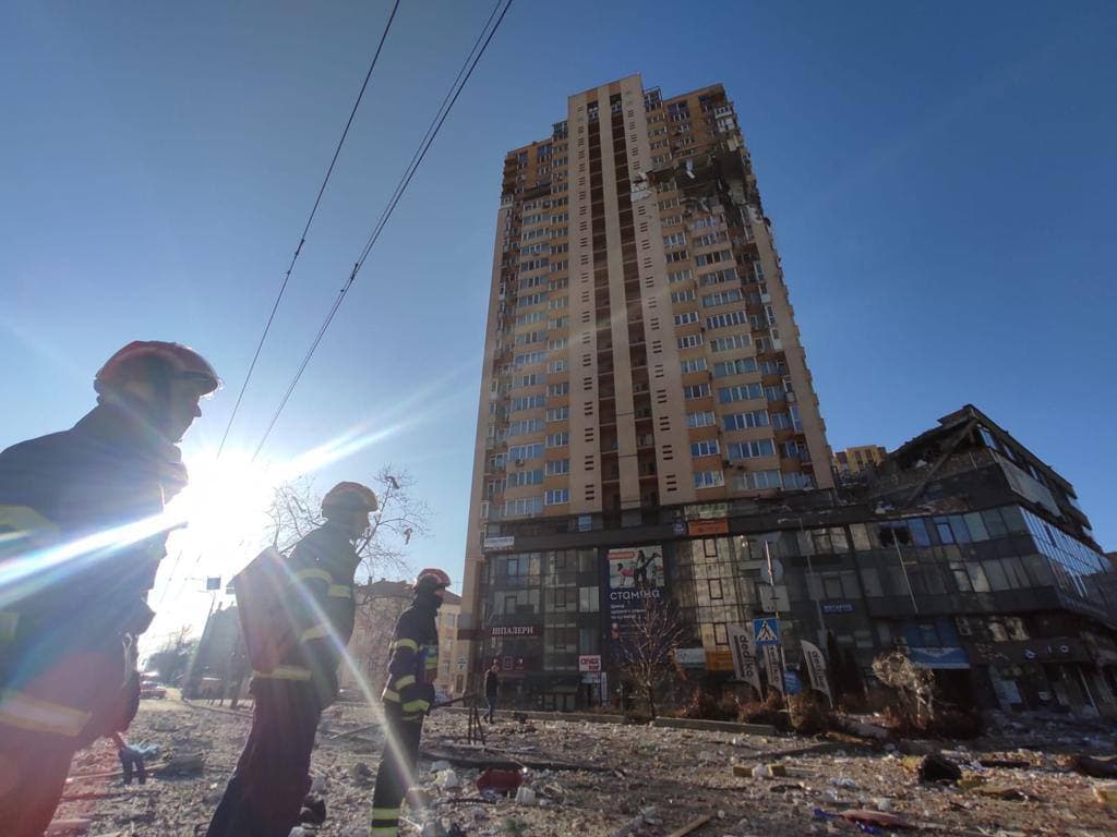 В столице в жилой многоэтажный дом попал ракетный снаряд – пострадавших выносят спасатели (ФОТО)