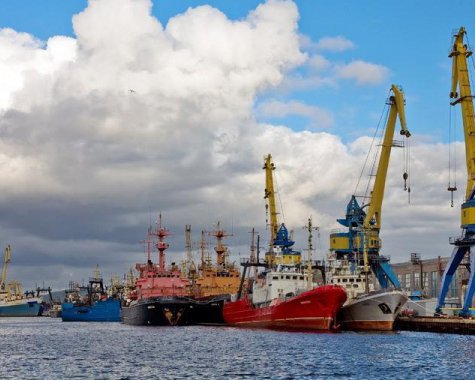 З Бердянського порту росіяни буксирами відігнали 5 кораблів із десятками тисяч тонн зерна