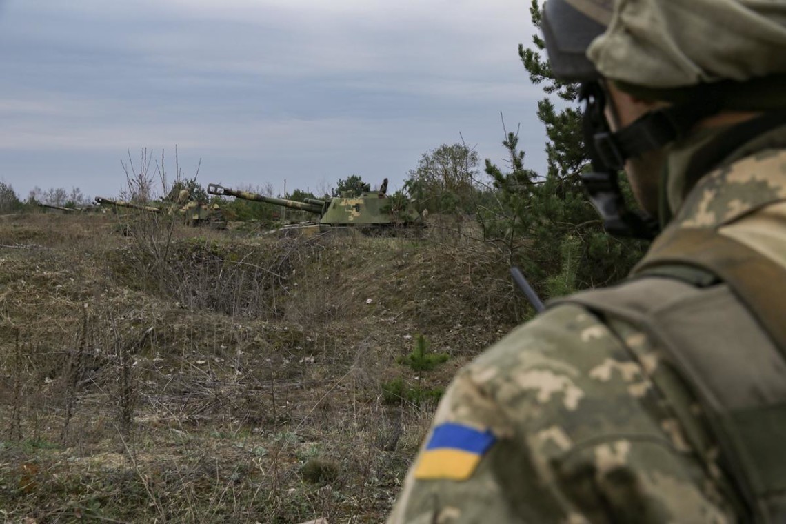 На Запоріжжі захисники знищили командно-спостережний пункт російських військ, 4 батареї реактивної системи залпового вогню та пошкодили вертоліт