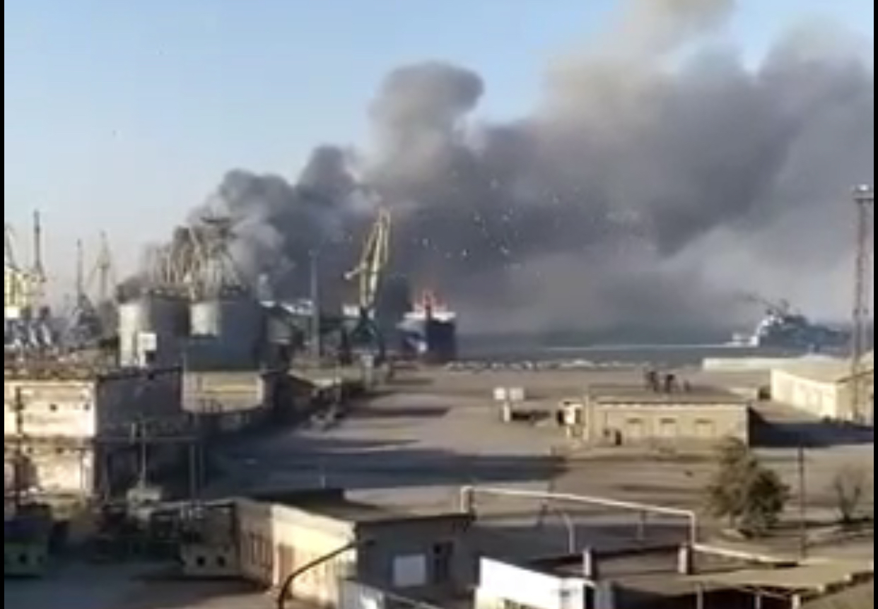 У Бердянську горить порт (ФОТО, ВІДЕО)