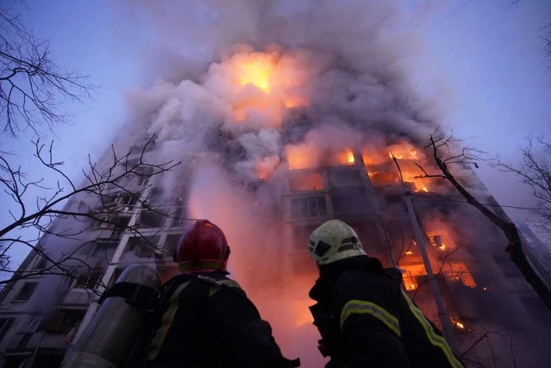 Декілька загиблих та близько 30 врятованих: у Києві внаслідок влучення боєприпасів пошкоджено дві багатоповерхівки (ФОТО)
