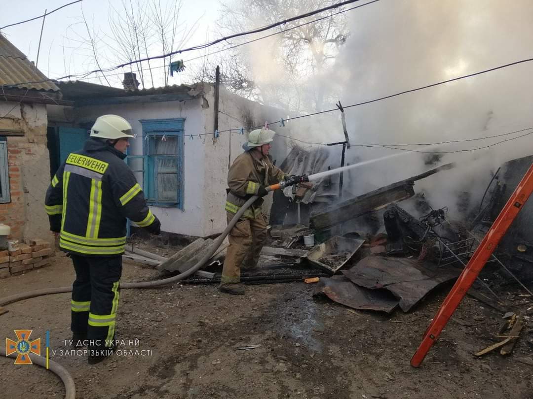 В Запорізькій області внаслідок обстрілів загорілася споруда (ФОТО)