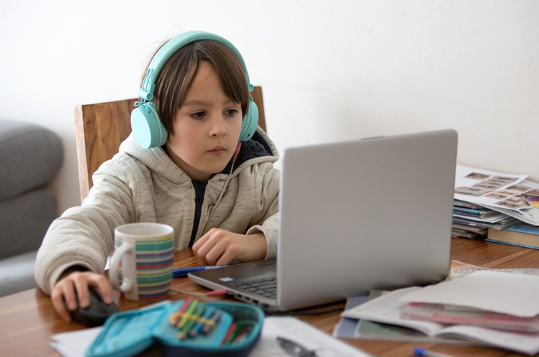 Запорізькі школярі будуть навчатися на онлайн-уроках через ТБ: розклад і телеканали