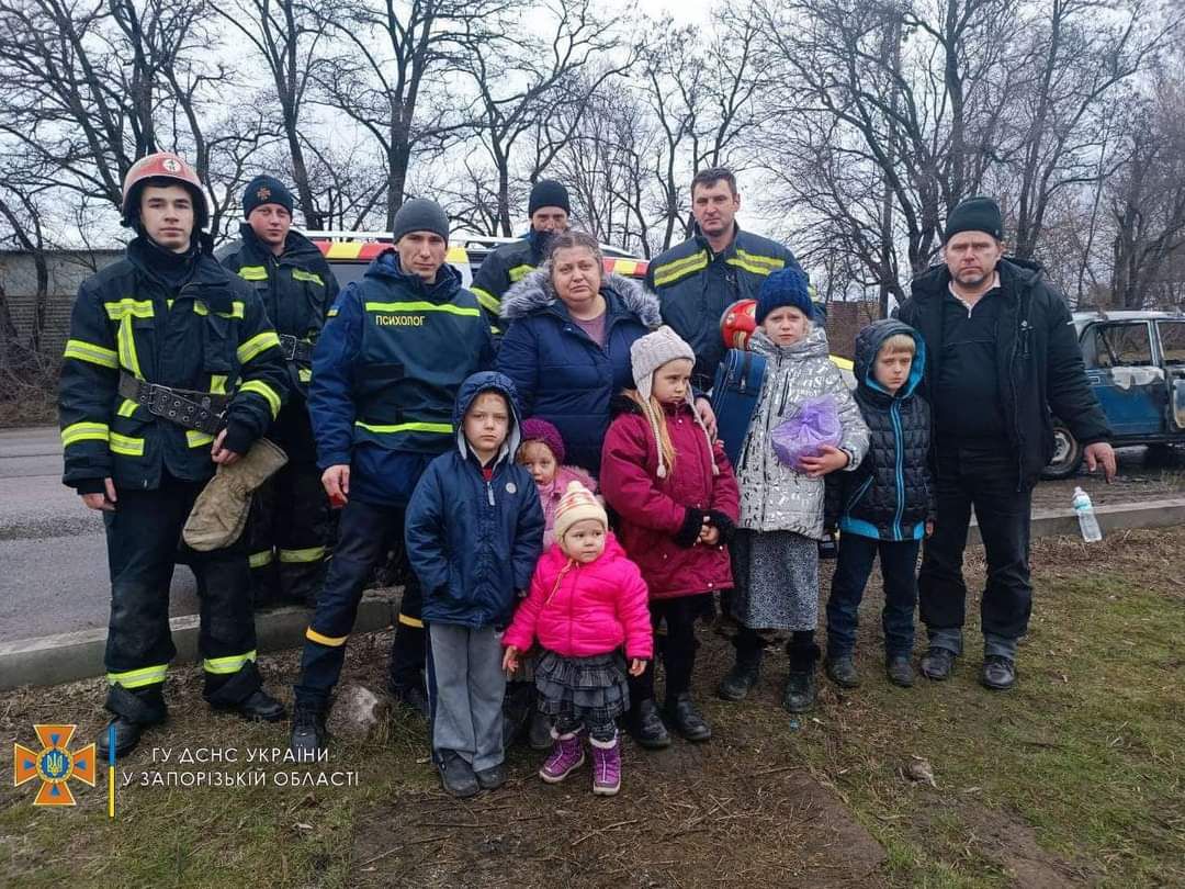 В Запорожье у беженцев с 6 детьми из Мариуполя на ходу загорелось авто