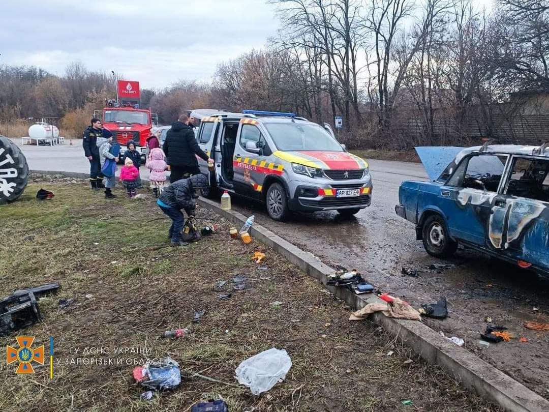 В Запорожье у беженцев с 6 детьми из Мариуполя на ходу загорелось авто