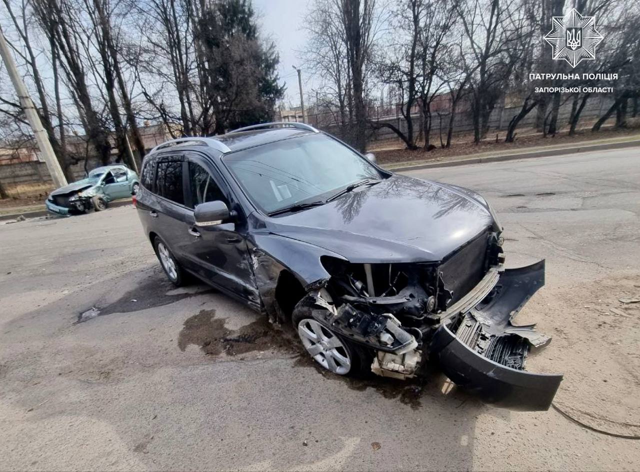 У Запоріжжі внаслідок ДТП постраждав водій одного з авто (ФОТО)