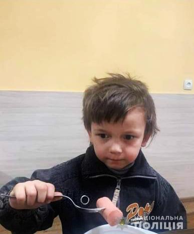В Інтернет-мережі продовжують шукати в Запоріжжі батьків хлопчика, яких майже відразу знайшли (ФОТО)
