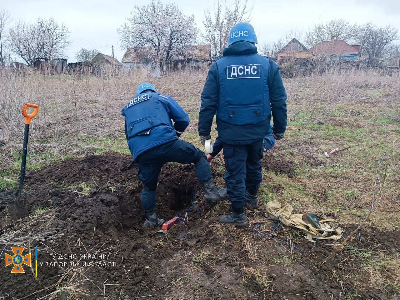 У Запорізькій області рятувальники знищили снаряд реактивної системи залпового вогню (ФОТО)