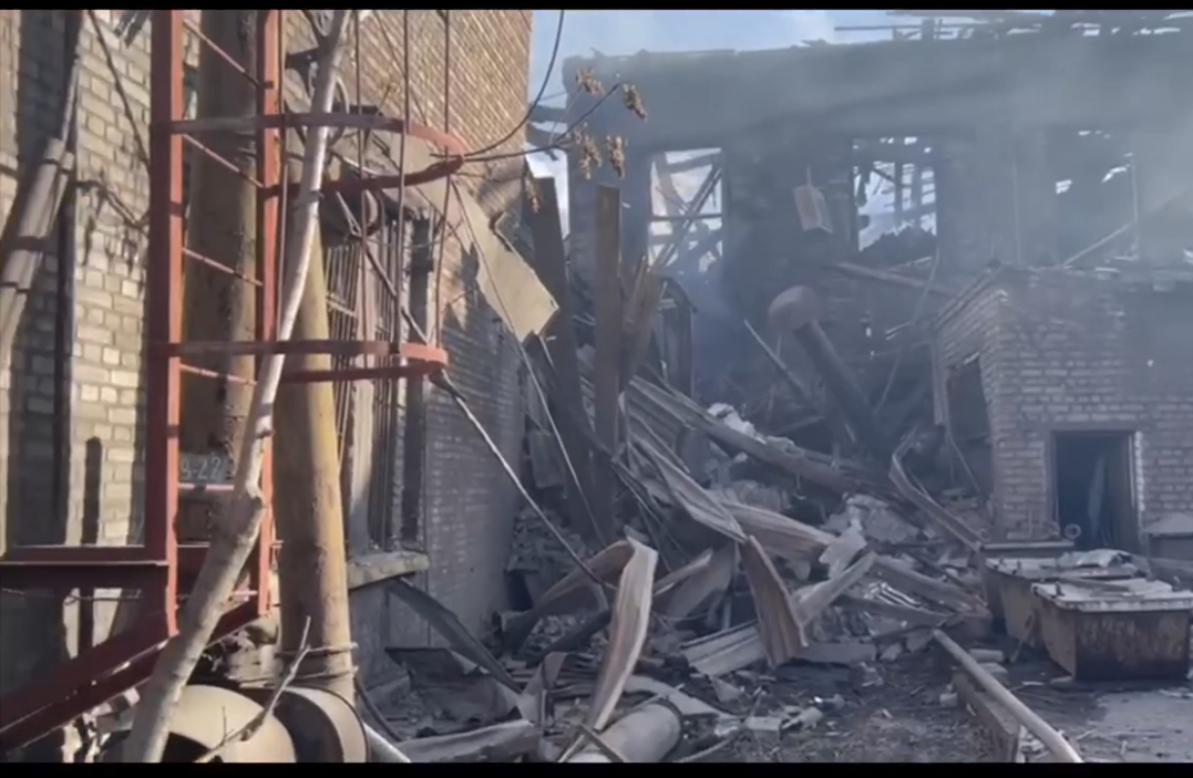 З’явилося відео наслідків ракетного обстрілу по території одного із підприємств у Запоріжжі, де загинув електрик