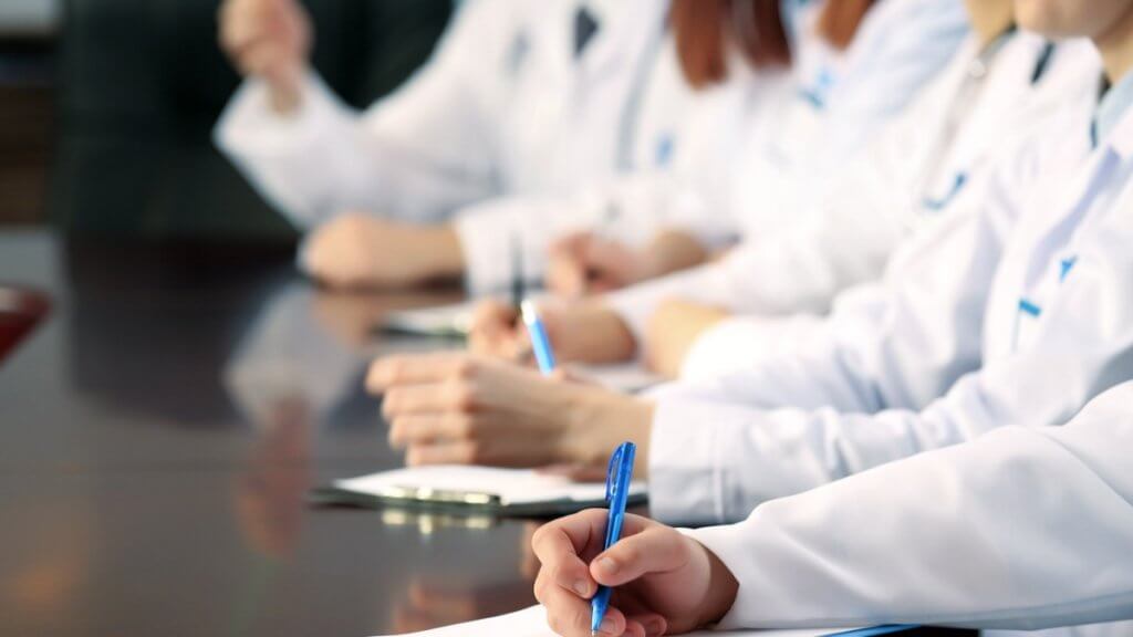 Токмакських медпрацівників примушують підписувати “контракти” з міністерством охорони здоров’я рф